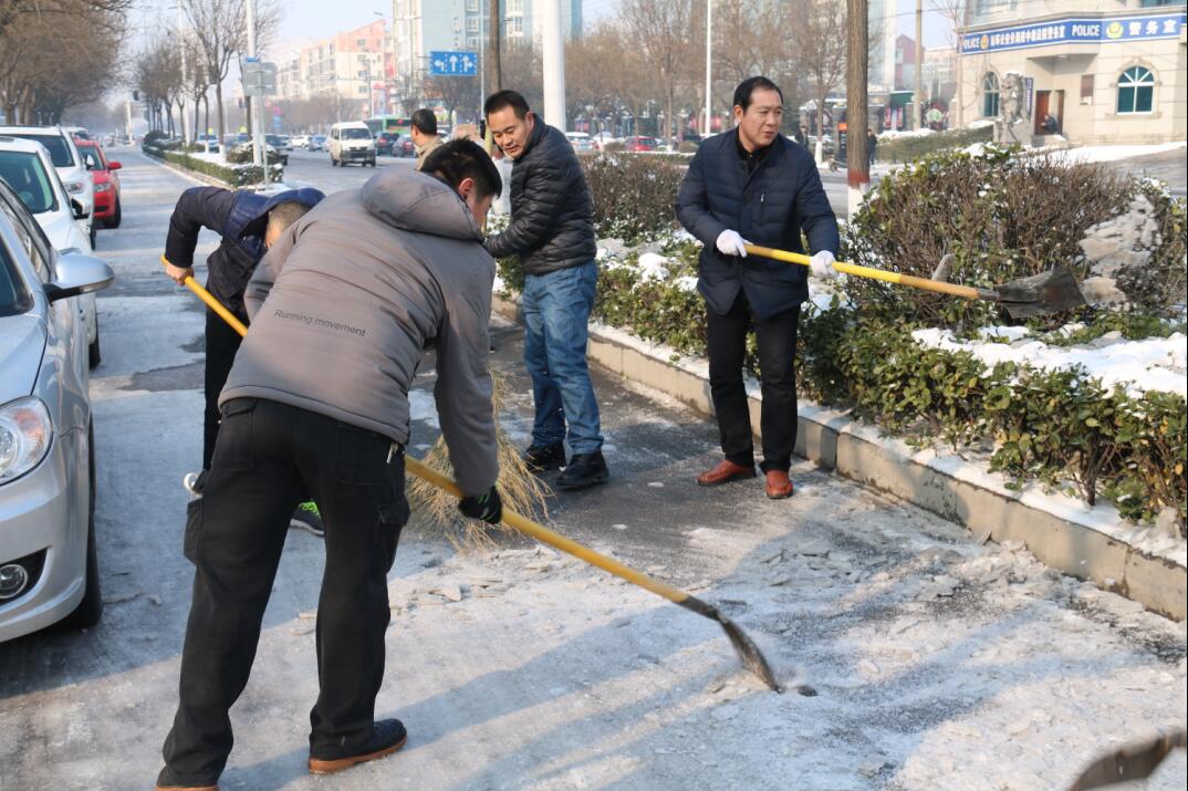 新乡市检测中心参加雪后道路除冰活动